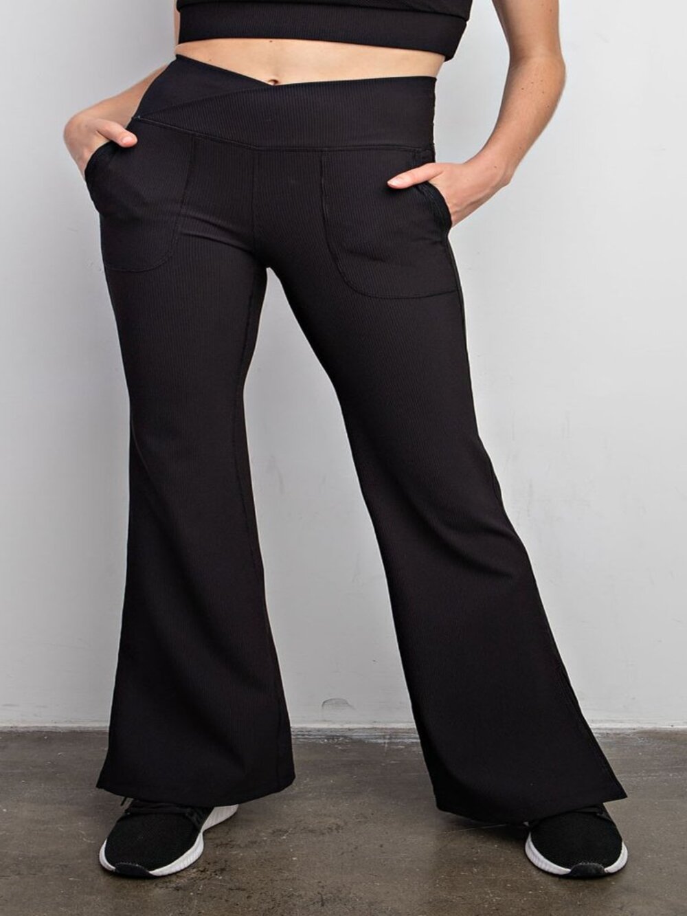 WOMEN'S BUTTERY V WAIST FLARE LEGGINGS W/POCKETS BLACK S - L
